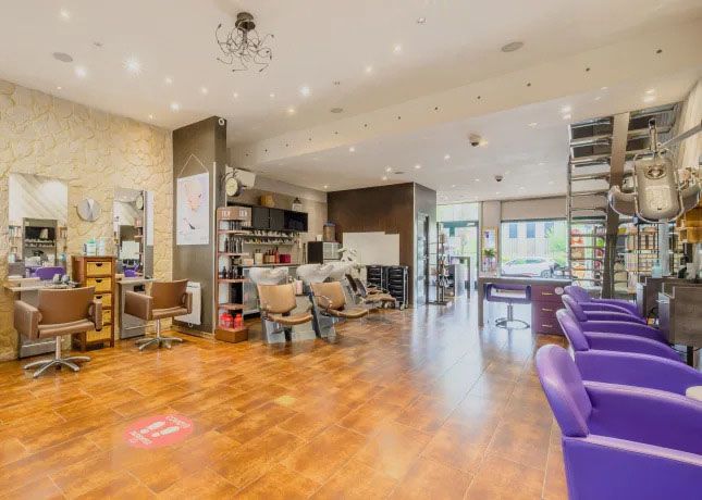 Nos coiffeuses vous accueillent dans un salon spacieux Nos coiffeuses vous accueillent dans un salon spacieux